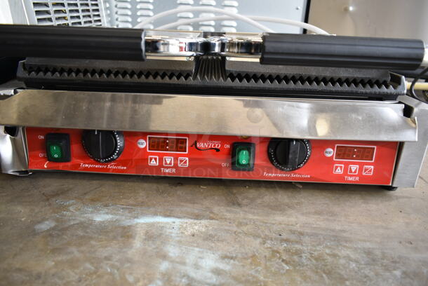 BRAND NEW SCRATCH AND DENT! 2023 Avantco 177PG400T Stainless Steel Commercial Countertop Electric Powered Double Panini Press. 120 Volts, 1 Phase. Tested and Working! - Image 3 of 5