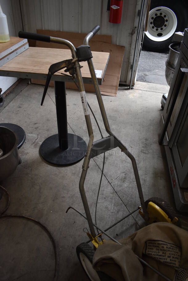 Metal Push Lawnmower. 21x32x40 - Image 3 of 7