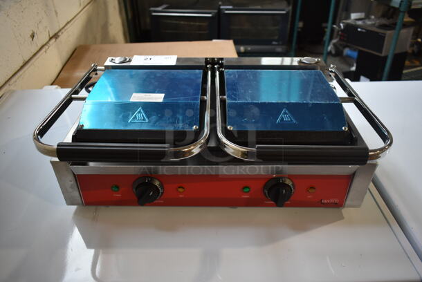 BRAND NEW SCRATCH AND DENT! Avantco 177P85S Stainless Steel Commercial Countertop Double Panini Press. 120 Volts, 1 Phase. Tested and Working! - Image 1 of 6