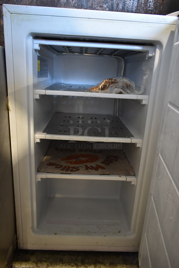 Avanti VF306 Metal Mini Cooler. 115 Volts, 1 Phase. Tested and Working! - Image 4 of 5