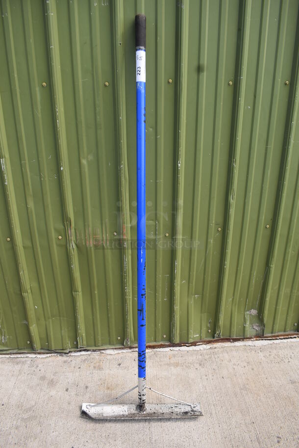 Metal Scraper/Leveller - Image 1 of 2