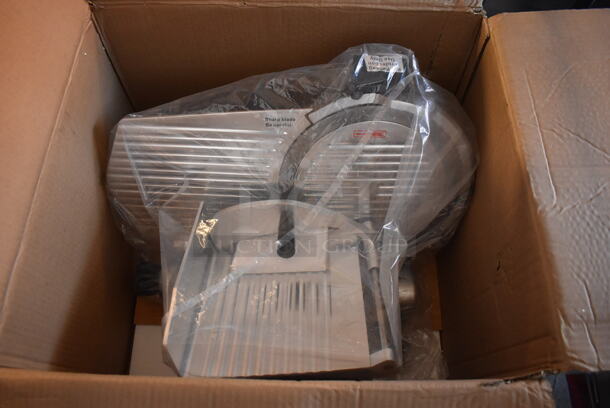BRAND NEW IN BOX! Avantco SL312 Stainless Steel Commercial Countertop Meat Slicer w/ Blade Sharpener. 115 Volts, 1 Phase. 23x18x17. Tested and Working! - Image 2 of 9