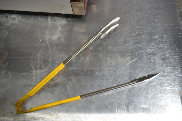 BRAND NEW SCRATCH AND DENT! 5 Vollrath 4781650 Jacob's Pride 16" Stainless Steel Scalloped Tongs with Yellow Coated Kool-Touch® Handle - Image 4 of 5