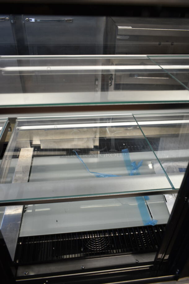 BRAND NEW SCRATCH AND DENT! Avantco 193BC72HCB 72" Curved Glass Black Refrigerated Bakery Display Case. See Pictures for Side Glass Damage. 110-120 Volts, 1 Phase. Tested and Working! - Image 8 of 11