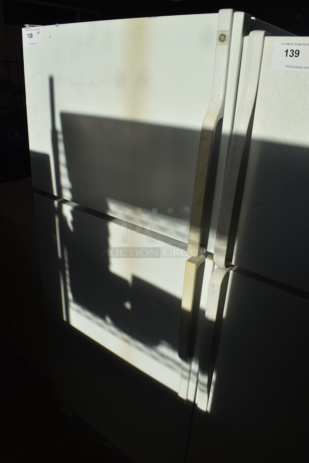 General Electric TBX18SIBQLWW Metal Cooler Freezer Combo Unit. 115 Volts, 1 Phase. 30x29x64. Tested and Working! - Image 2 of 7