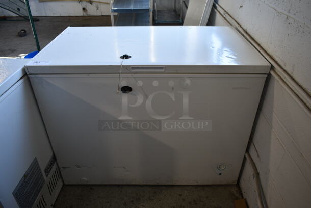 Insignia NS-CZ10WH6 Metal Chest Freezer. 115 Volts, 1 Phase. Tested and Working! - Image 1 of 6