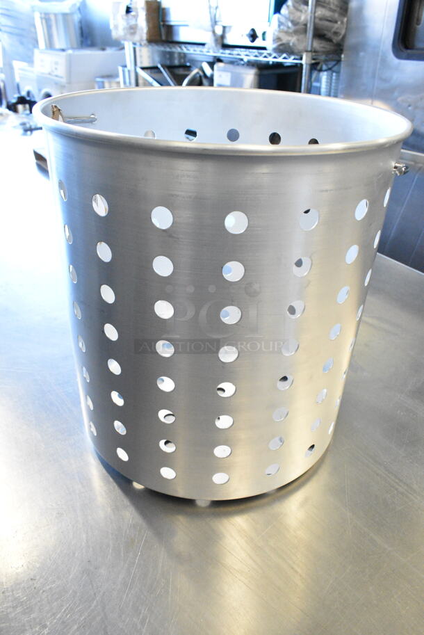 BRAND NEW SCRATCH AND DENT! Choice  Standard Weight Aluminum Stock Pot with Steamer Basket and Cover w/ 471ASTB40 Choice 40 Qt. Aluminum Stock Pot Steamer Basket.  - Image 5 of 7