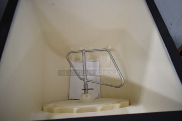 BRAND NEW SCRATCH AND DENT! 2024 Avantco 194HBN12022 22" Wide Hotel Ice Dispenser 120 lb. Capacity. 115 Volts, 1 Phase.  - Image 6 of 9