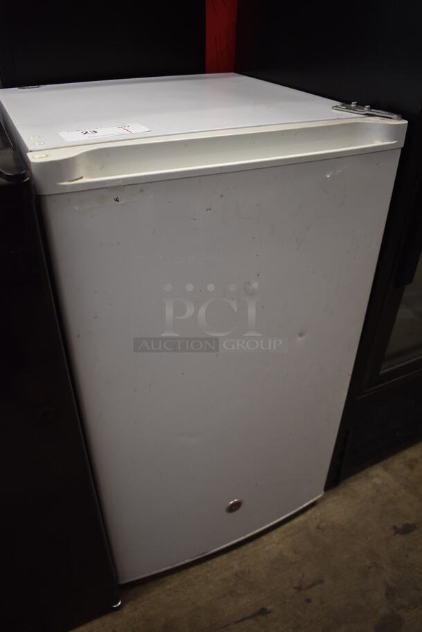 GE GME04GGKBWW Metal Mini Cooler. 115 Volts, 1 Phase. 19.5x21.5x33.5. Tested and Powers On But Does Not Get Cold - Image 2 of 6