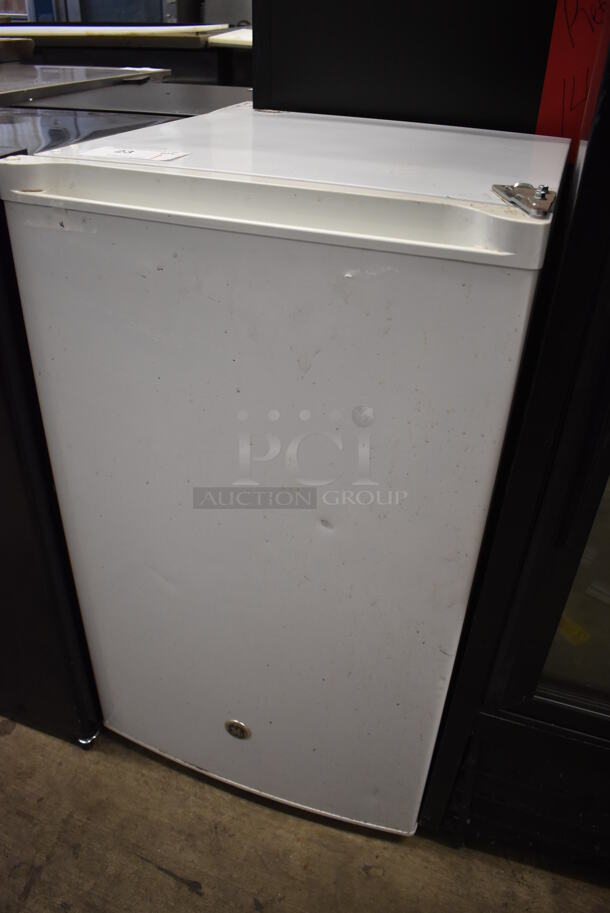 GE GME04GGKBWW Metal Mini Cooler. 115 Volts, 1 Phase. 19.5x21.5x33.5. Tested and Powers On But Does Not Get Cold - Image 3 of 6