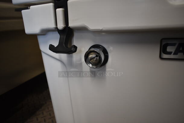 LIKE NEW! CaterGator JB45WH White 1 Faucet 47 Qt. Insulated Jockey Box with 69 ft. Coil - Image 8 of 12