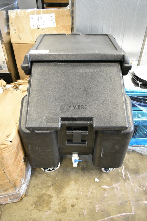 BRAND NEW SCRATCH AND DENT! Cambro ICS100L SlidingLid™ Black Mobile Ice Bin - 100 lb. Capacity - Image 2 of 7