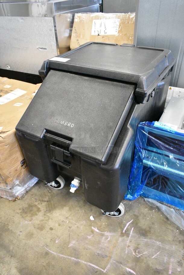 BRAND NEW SCRATCH AND DENT! Cambro ICS100L SlidingLid™ Black Mobile Ice Bin - 100 lb. Capacity - Image 3 of 7