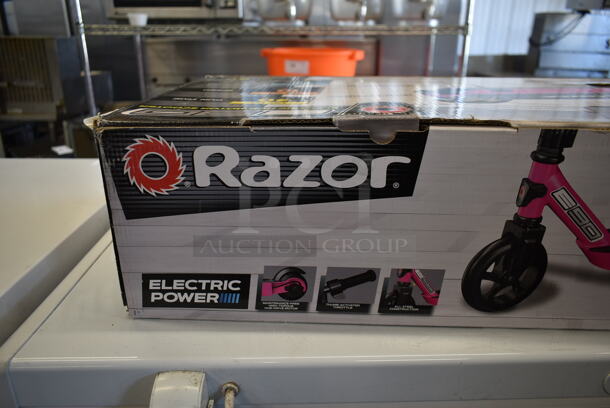 BRAND NEW SCRATCH AND DENT! Razor E90 Electric Powered Scooter. - Image 4 of 6