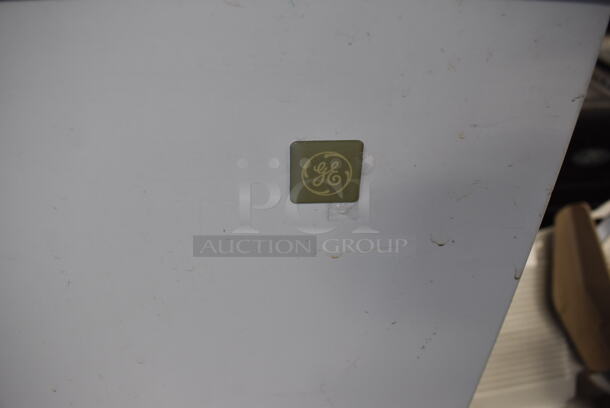 GE FCM7SUBWW Metal Commercial Chest Freezer. 115 Volts, 1 Phase. 37x23x33. Tested and Working! - Image 8 of 8