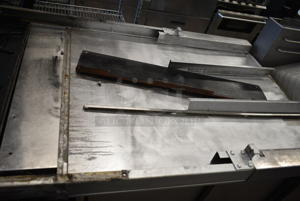 Vulcan Stainless Steel Commercial Natural Gas Powered 4 Burner Range w/ Oven.  - Image 5 of 5