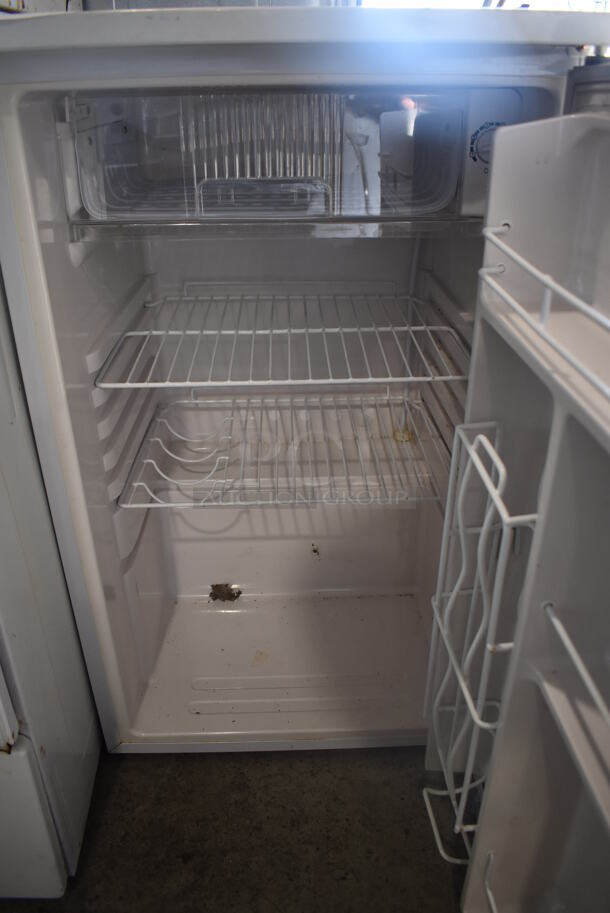 Avanti RM4400W Metal Mini Cooler. 115 Volts, 1 Phase. 20x21x34. Tested and Working! - Image 4 of 6