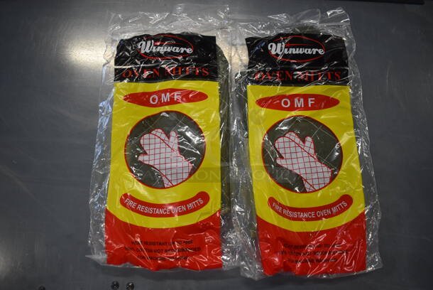 2 BRAND NEW! Winware Oven Mitts. 13x6.5x1. 2 Times Your Bid!