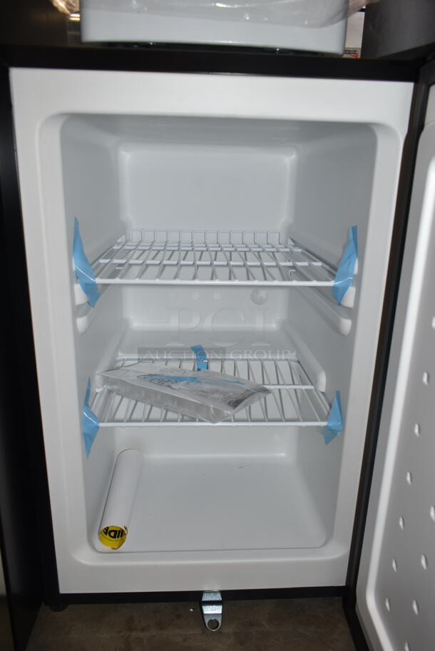 BRAND NEW SCRATCH AND DENT! Whynter CUF-210SSg 2.1 cu.ft Energy Star Upright Freezer with Lock in Rose Gold. 115 Volts, 1 Phase. Tested and Working! - Image 3 of 5