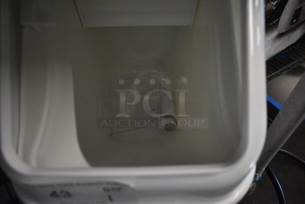 BRAND NEW SCRATCH AND DENT! Baker's Mark 176IB100 6.3 Gallon / 100 Cup Shelf Ingredient Bin with Flip Lid, Label Sheet, and Scoop  - Image 4 of 5