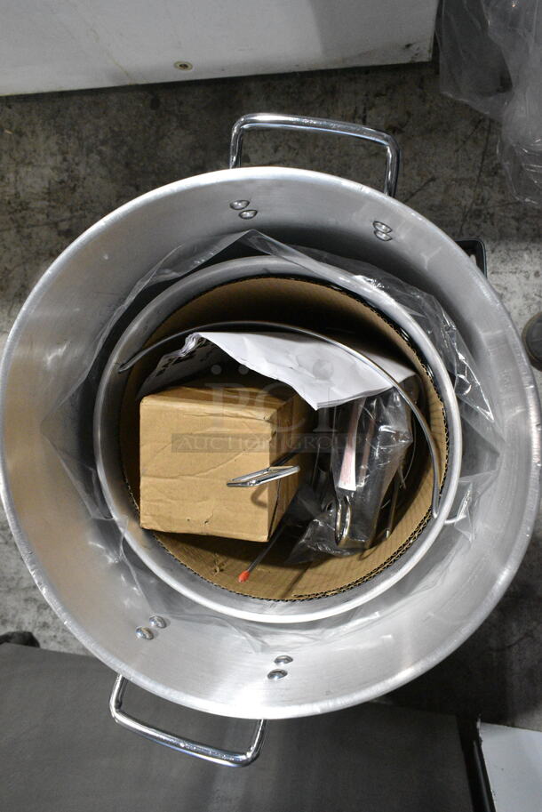 BRAND NEW SCRATCH AND DENT! Backyard Pro BP30-ALKIT 30 Qt. Deluxe Aluminum Turkey Fryer / Seafood Boiler Kit - 55,000 BTU - Image 4 of 9