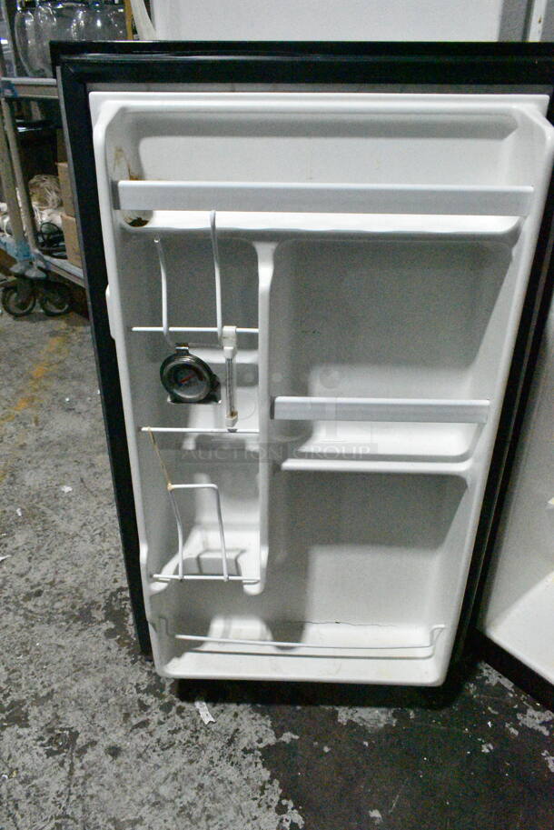 Igloo FR465I-B Metal Mini Cooler. 115 Volts, 1 Phase. Tested and Working! - Image 3 of 5