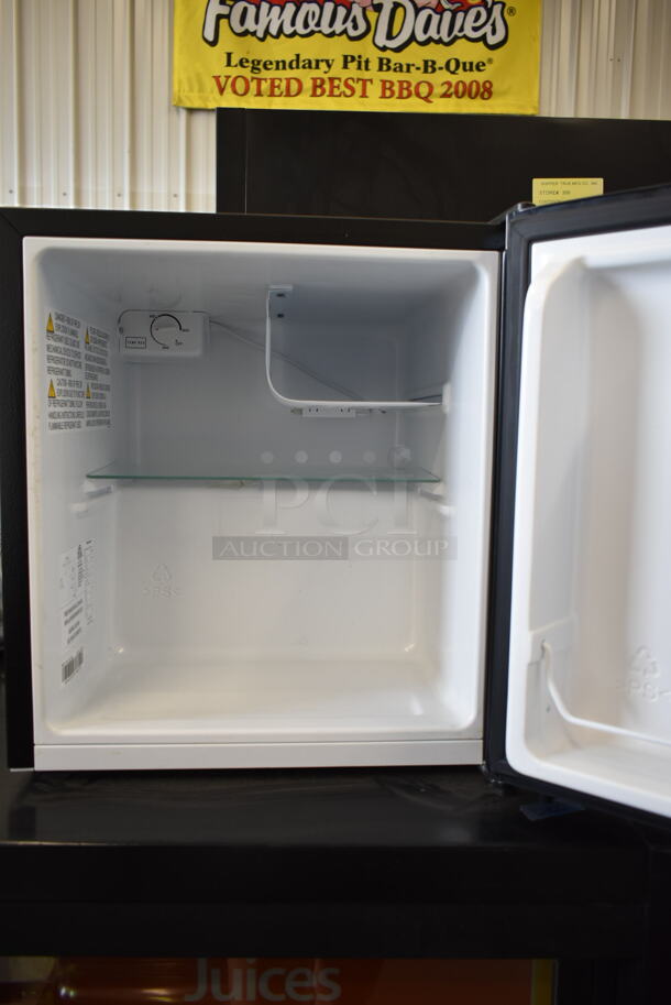 Hisense WMS017M6XBE Metal Mini Cooler. 115 Volts, 1 Phase. Tested and Working! - Image 2 of 5