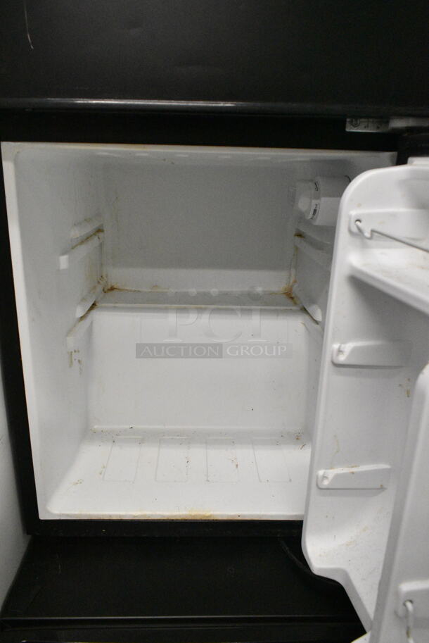 Galanz GL31BK Metal Mini Cooler w/ Freezer. 115 Volts, 1 Phase. Tested and Powers On But Does Not Get Cold - Image 4 of 6