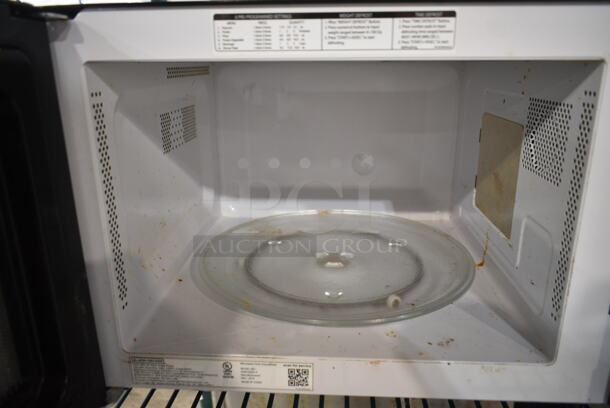 2018 Black & Decker EM925AZE-P Metal Countertop Microwave Oven w/ Plate. 120 Volts, 1 Phase.  - Image 2 of 3