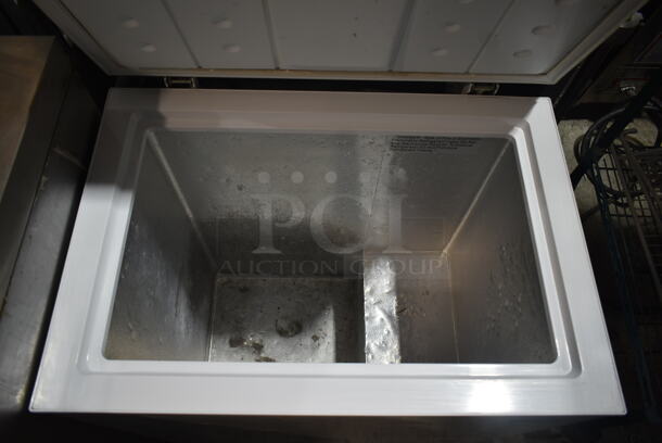 Insignia NS-CZ50WH6 Metal Chest Freezer w/ Hinge Lid. Tested and Working! - Image 3 of 4