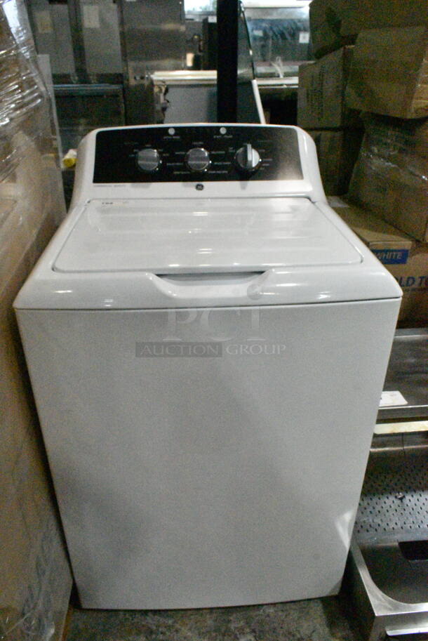 BRAND NEW SCRATCH AND DENT! General Electric GE GTW525ACWOWB  4.3 cu. ft. Top Load Electric Commercial Washer - Free Use. 120 Volts, 1 Phase.  - Image 2 of 9