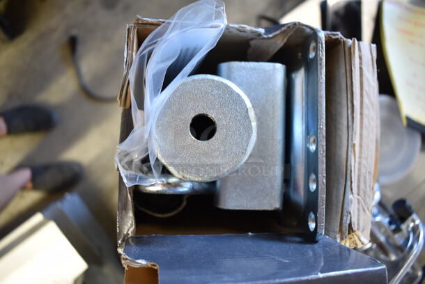 BRAND NEW SCRATCH AND DENT! bROK Capacity Top Wind Trailer Jack 15936 - Image 4 of 6