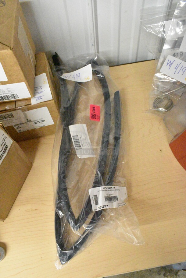 3 BRAND NEW SCRATCH AND DENT! Items Including AP461067 AllPoints 46-1067 4-Pole Thermostat; Type: D1/D18; Temperature 200 - 550 Degrees Fahrenheit; 48" Capillary, 3974267W Heatcraft 4267W Defrost Term Switch, HPGS26639 Alto-Shaam GS-26639 Gasket. 3 Times Your Bid!  - Image 7 of 8