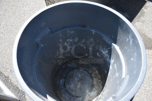 Rubbermaid Brute Gray Poly Trash Can on Trash Can Dolly. 28x24.5x36.5 - Image 3 of 4
