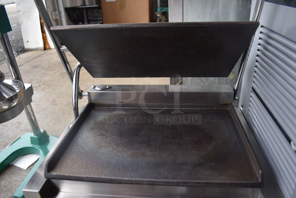 LIKE NEW! Avantco 177P70S Stainless Steel Commercial Countertop Panini Press Sandwich Grill. Unit Was Used a Few Times at a Trade Show as a Demonstration. 120 Volts, 1 Phase. 17x14x8. Tested and Working! - Image 4 of 5