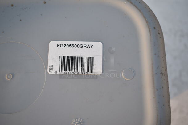 BRAND NEW SCRATCH AND DENT! Rubbermaid FG295600GRAY 28 Qt. / 7 Gallon Gray Rectangular Wastebasket / Trash Can - Image 4 of 4