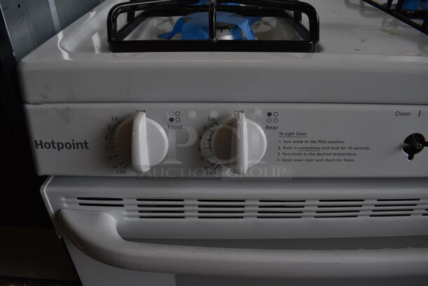 BRAND NEW SCRATCH AND DENT! Hotpoint Model JGBS30REK4SS White Metal Gas Powered 4 Burner Range w/ Oven. 30x27x45 - Image 4 of 10