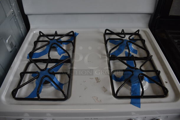 BRAND NEW SCRATCH AND DENT! Hotpoint Model JGBS30REK4SS White Metal Gas Powered 4 Burner Range w/ Oven. 30x27x45 - Image 6 of 10