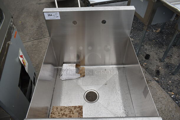BRAND NEW SCRATCH AND DENT! Stainless Steel Commercial Single Bay Sink. - Image 3 of 4