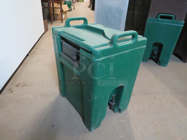 One Green 10 Gallon Cambro Portable Insulated Beverage Dispenser/Transport. #UC1000. - Image 2 of 2