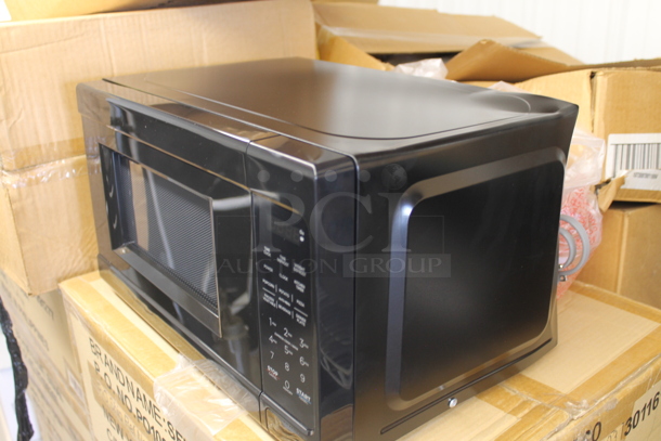 BRAND NEW SCRATCH AND DENT! Criterion CCM071B Countertop Microwave Oven. 120 Volts, 1 Phase.  - Image 5 of 7