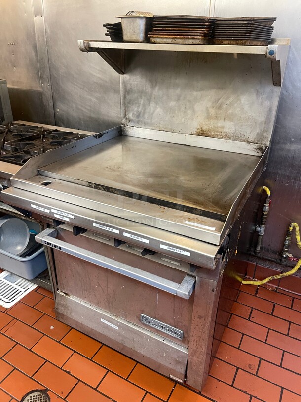 Working! Garland M47R Master Series Natural Gas 34 inch Commercial Griddle with Standard Oven - 139,000 BTU (Manual Controls) 