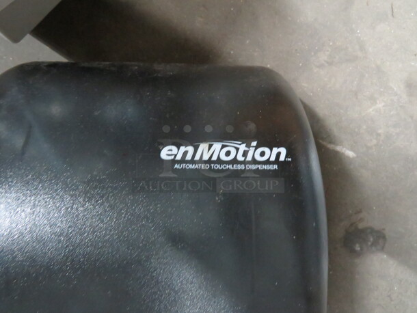 One Wall Mount En Motion Hands Free Soap Dispenser. - Image 2 of 2