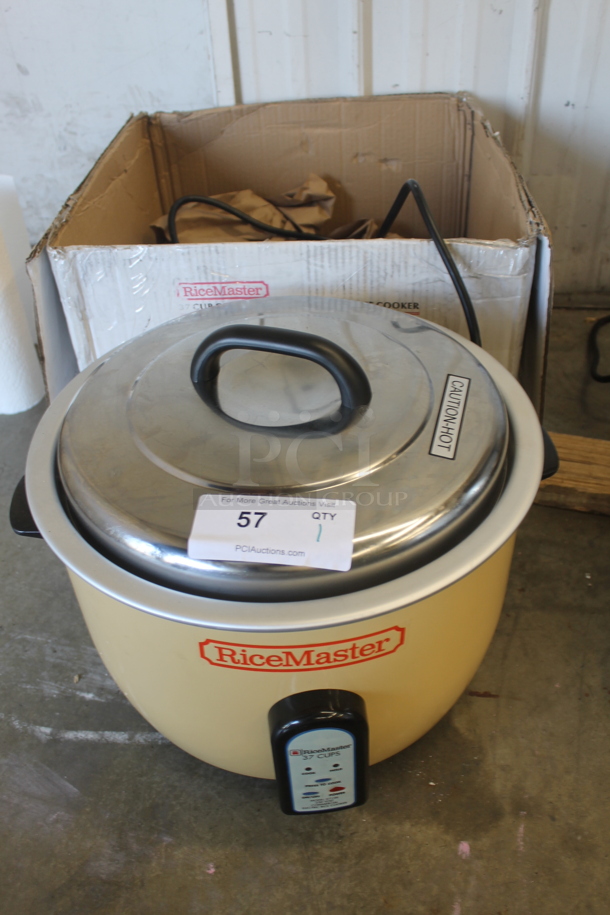 LIKE NEW! Ricemaster Town 57138 74 Cup (37 Cup Raw) Electric Rice Cooker / Warmer. 230 Volts, 1 Phase. Unit Has Only Been Used a Few Times! Tested and Working! - Image 1 of 7