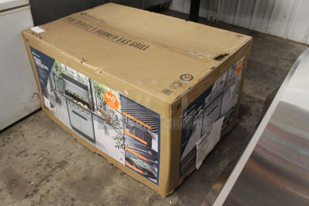 BRAND NEW IN BOX! Members Mark Pro Series G70302/G70302-1 Stainless Steel Commercial 5 Burner Propane Gas Powered Flat Top Griddle Portable Grill on Commercial Casters. Stock Picture Used For Gallery Picture. - Image 4 of 5