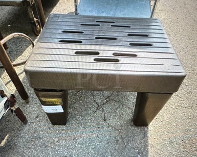 One Rubbermaid Poly Dunnage Rack. 24X21X14