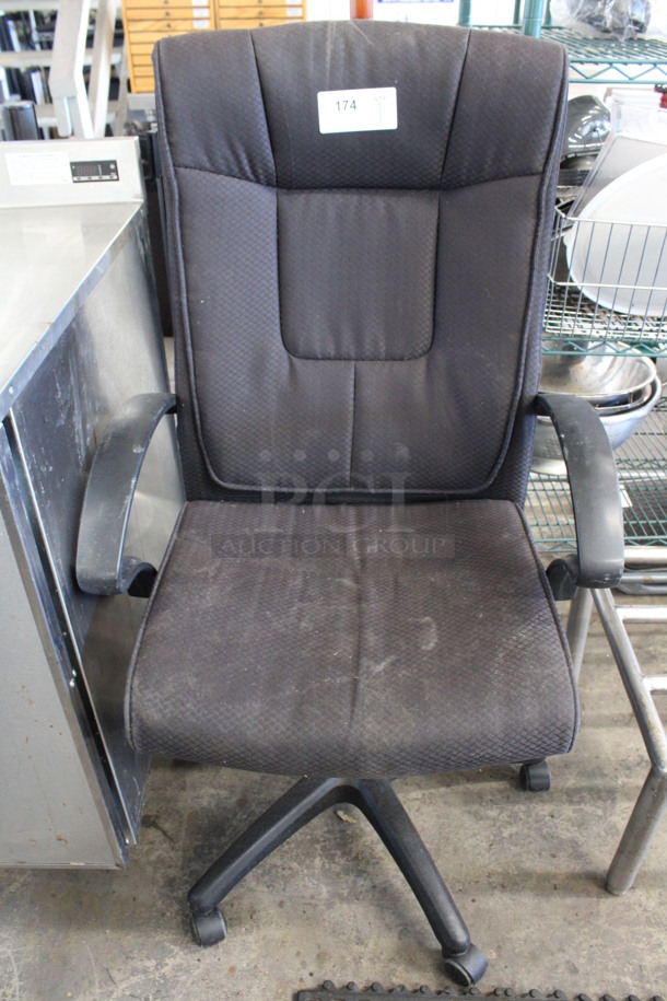 Black Office Chair w/ Arm Rests on Casters. 26x24x46