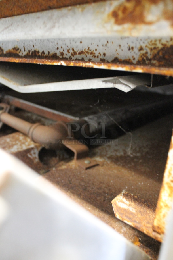 Bakers Pride Y800 Stainless Steel Commercial Natural Gas Powered Single Deck Pizza Oven. 120,000 BTU. - Image 5 of 12