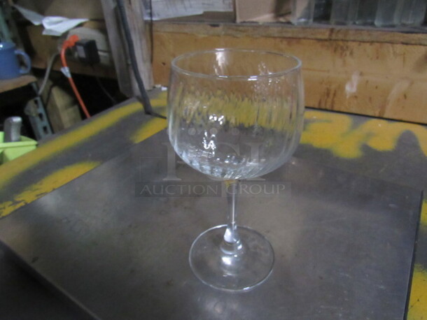 NEW Arcoroc 13oz Stem Wine Glass. 12XBID