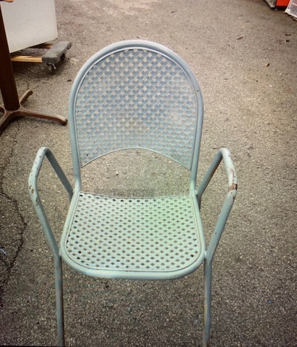 Gray Metal Patio Arm Chair. 4XBID